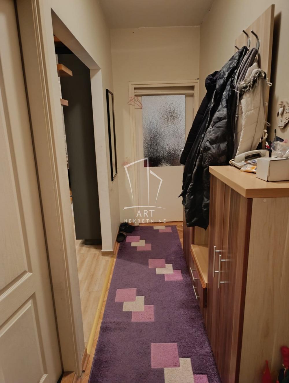 Stan na prodaju u Beogradu, Karaburma, trosoban, 72m2, cena 163900 evra