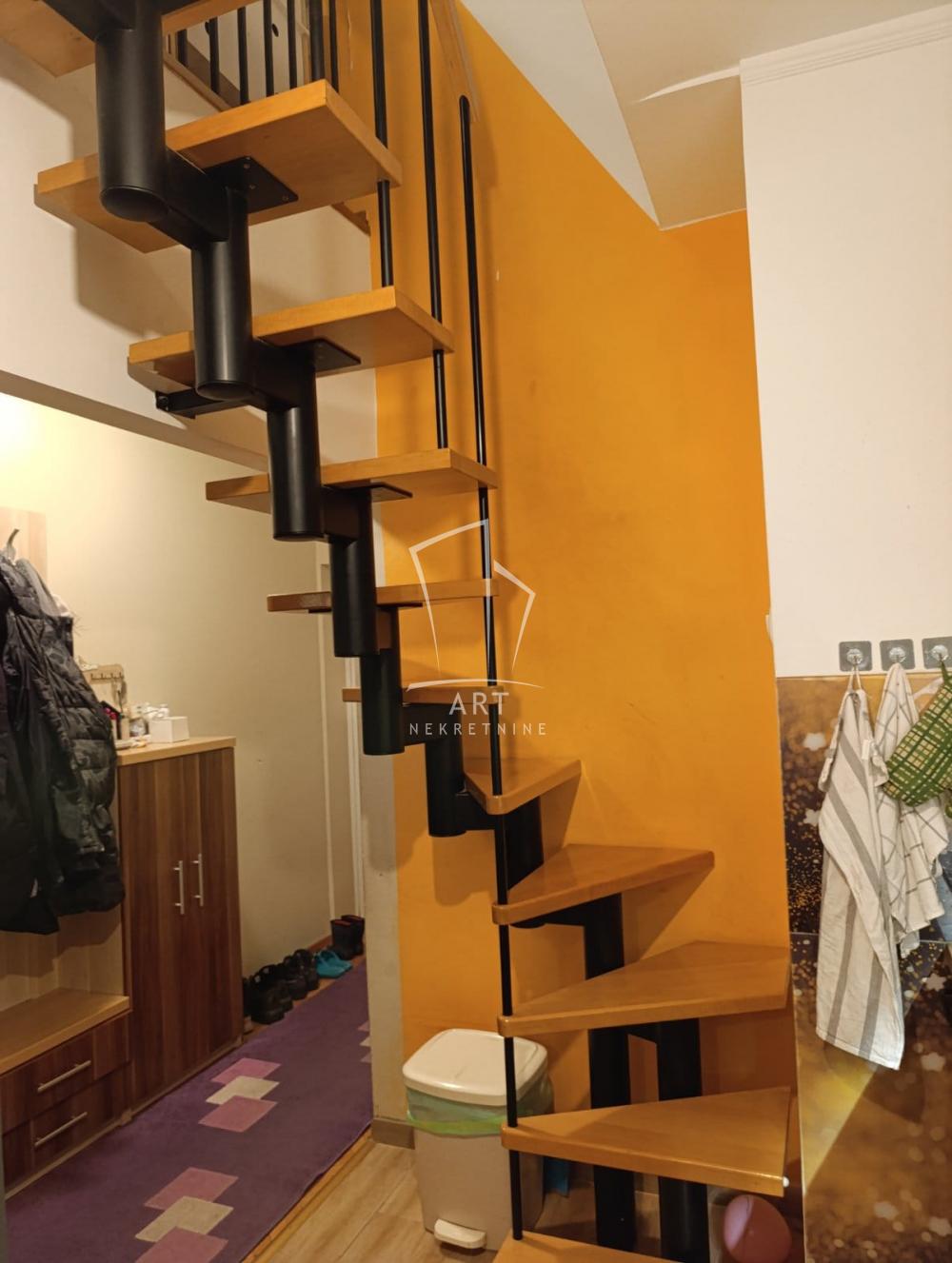 Stan na prodaju u Beogradu, Karaburma, trosoban, 72m2, cena 163900 evra