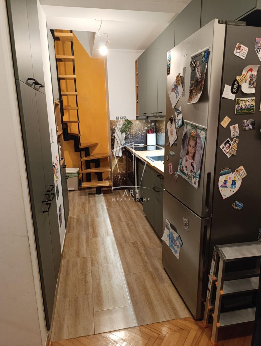 Stan na prodaju u Beogradu, Karaburma, trosoban, 72m2, cena 163900 evra