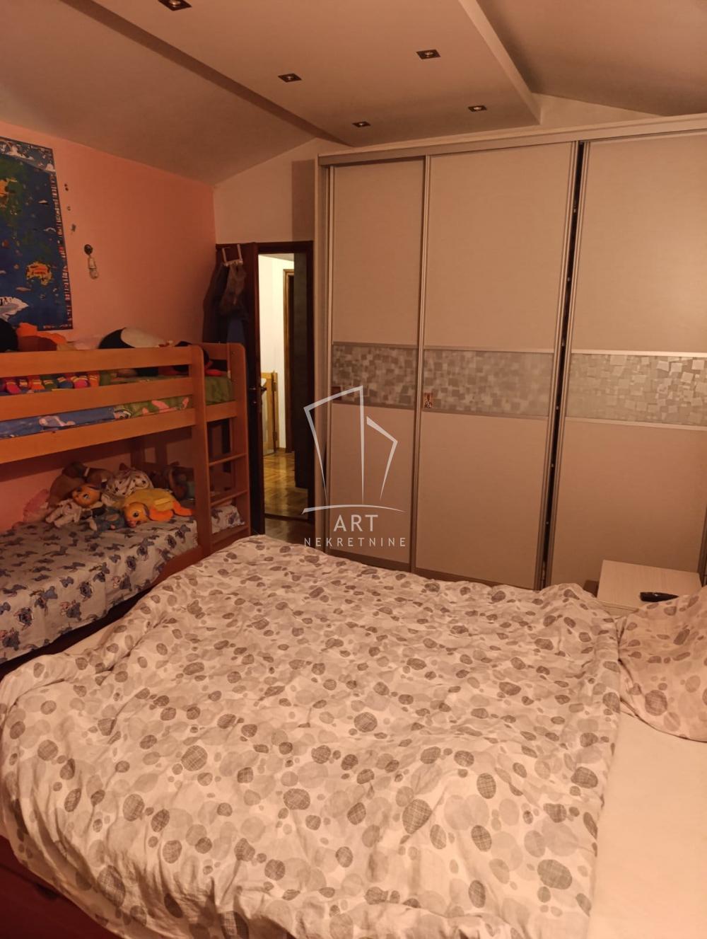 Stan na prodaju u Beogradu, Karaburma, trosoban, 72m2, cena 163900 evra