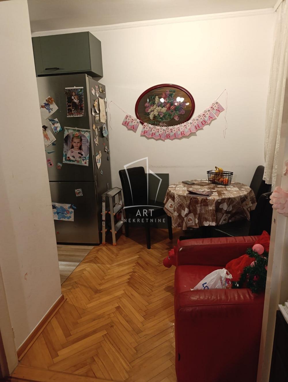 Stan na prodaju u Beogradu, Karaburma, trosoban, 72m2, cena 163900 evra