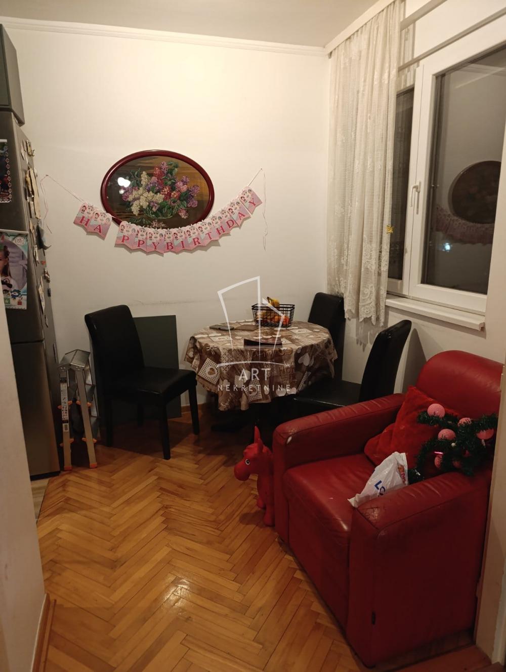 Stan na prodaju u Beogradu, Karaburma, trosoban, 72m2, cena 163900 evra