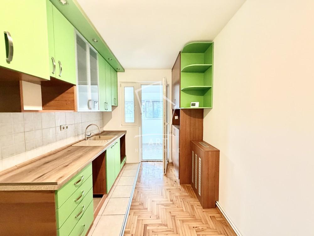 Stan na prodaju u Beogradu, Karaburma, dvoiposoban, 49m2, cena 140000 evra