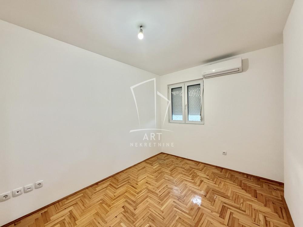 Stan na prodaju u Beogradu, Karaburma, dvoiposoban, 49m2, cena 140000 evra