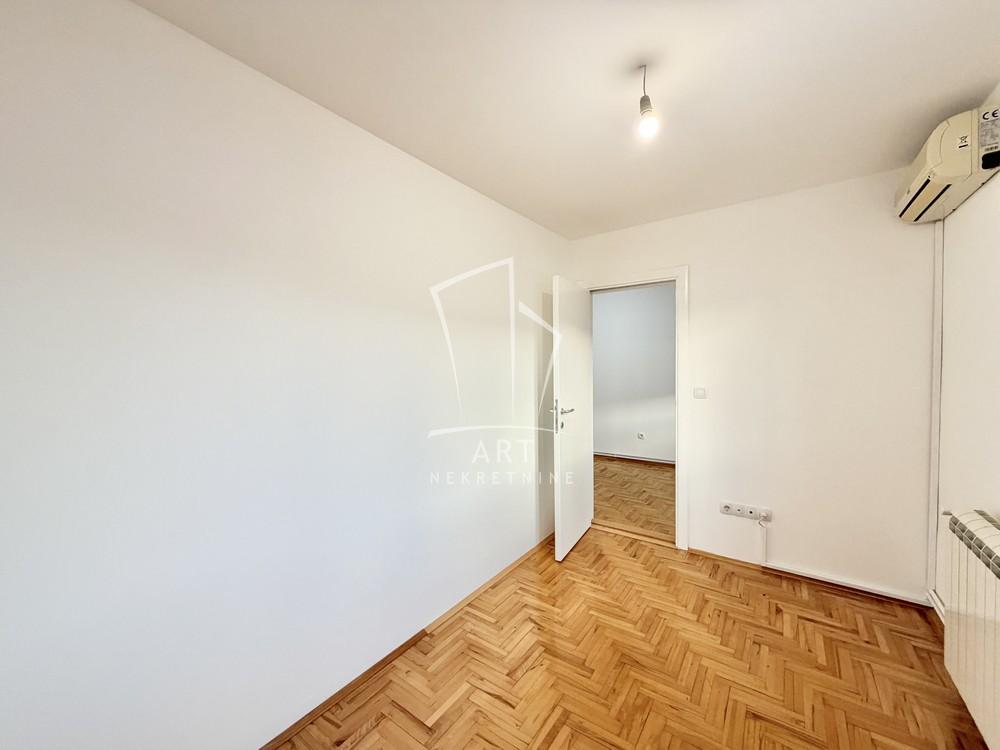 Stan na prodaju u Beogradu, Karaburma, dvoiposoban, 49m2, cena 140000 evra