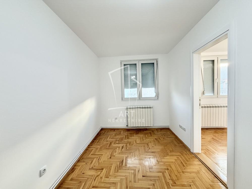 Stan na prodaju u Beogradu, Karaburma, dvoiposoban, 49m2, cena 140000 evra