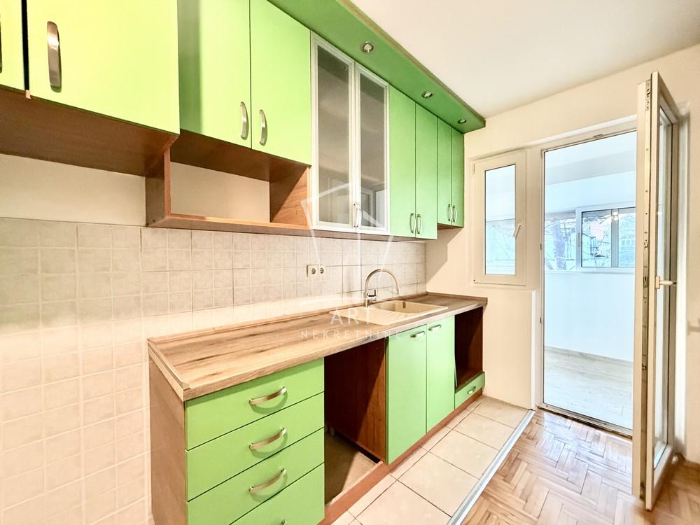 Stan na prodaju u Beogradu, Karaburma, dvoiposoban, 49m2, cena 140000 evra