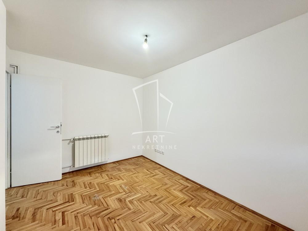 Stan na prodaju u Beogradu, Karaburma, dvoiposoban, 49m2, cena 140000 evra