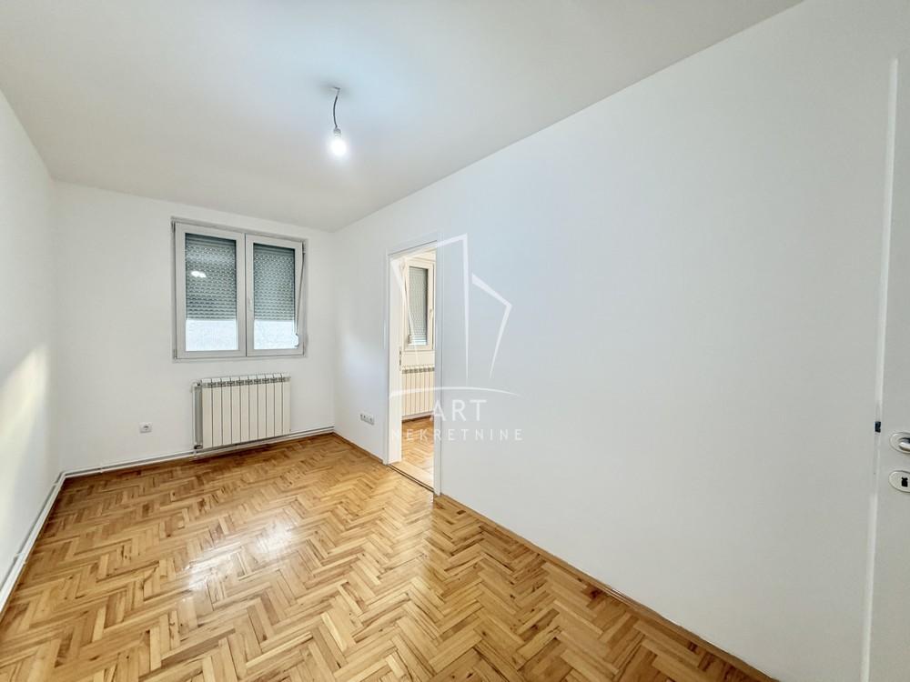 Stan na prodaju u Beogradu, Karaburma, dvoiposoban, 49m2, cena 140000 evra