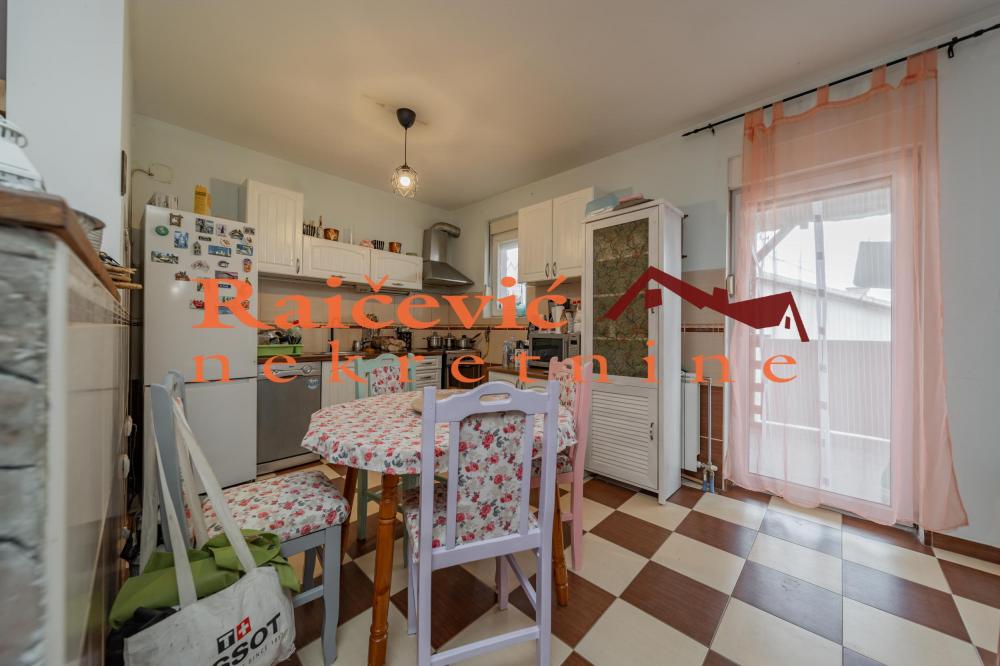 Stan na prodaju u Beogradu, Petlovo brdo, trosoban, 115m2, cena 175000 evra