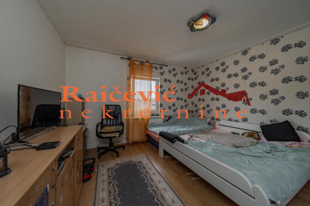 Stan na prodaju u Beogradu, Petlovo brdo, trosoban, 115m2, cena 175000 evra