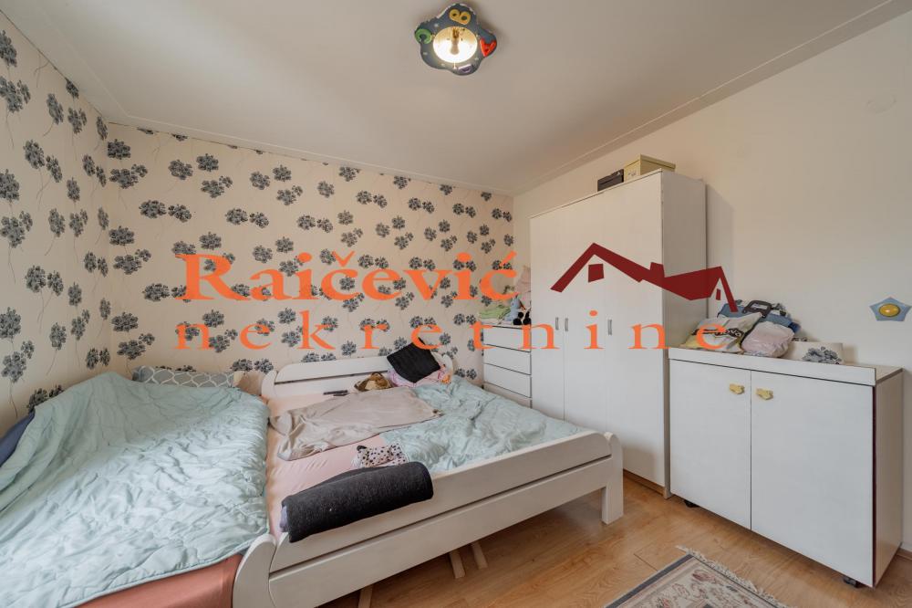 Stan na prodaju u Beogradu, Petlovo brdo, trosoban, 115m2, cena 175000 evra