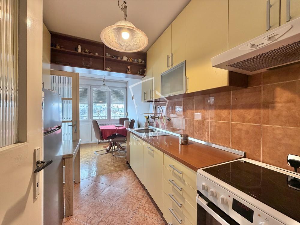 Stan na prodaju u Beogradu, Autokomanda, trosoban, 70m2, cena 215000 evra