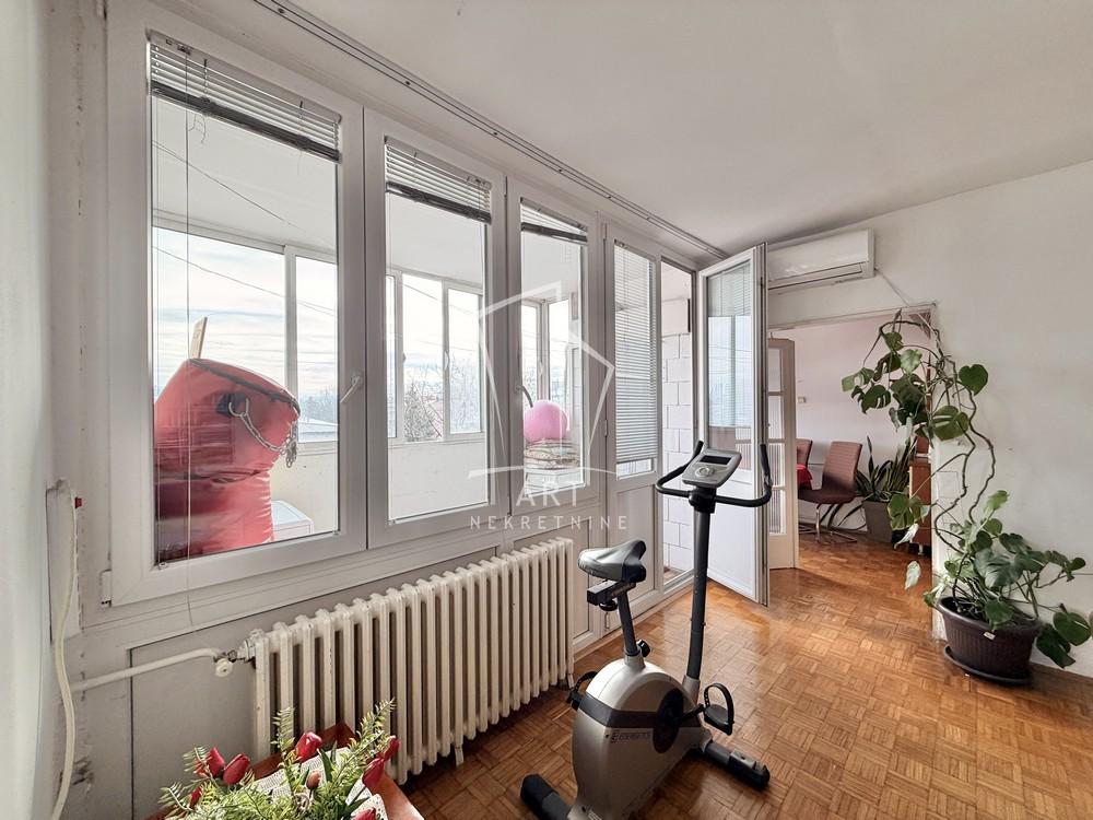 Stan na prodaju u Beogradu, Autokomanda, trosoban, 70m2, cena 215000 evra