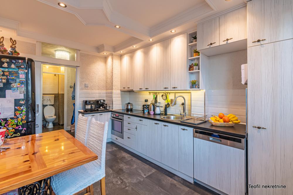 Stan na prodaju u Beogradu, Prvomajska, trosoban, 74m2, cena 255000 evra