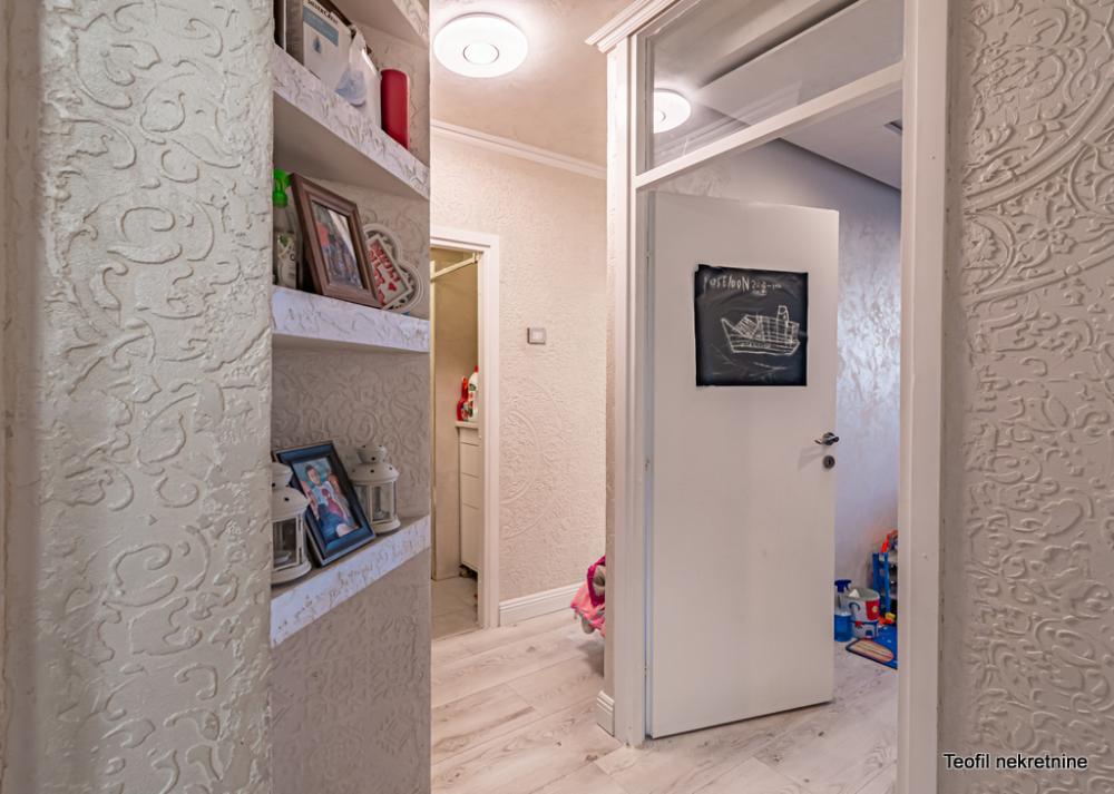 Stan na prodaju u Beogradu, Prvomajska, trosoban, 74m2, cena 255000 evra