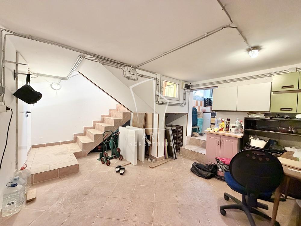 Stan na prodaju u Beogradu, Cvetkova pijaca, 155m2, cena 330000 evra