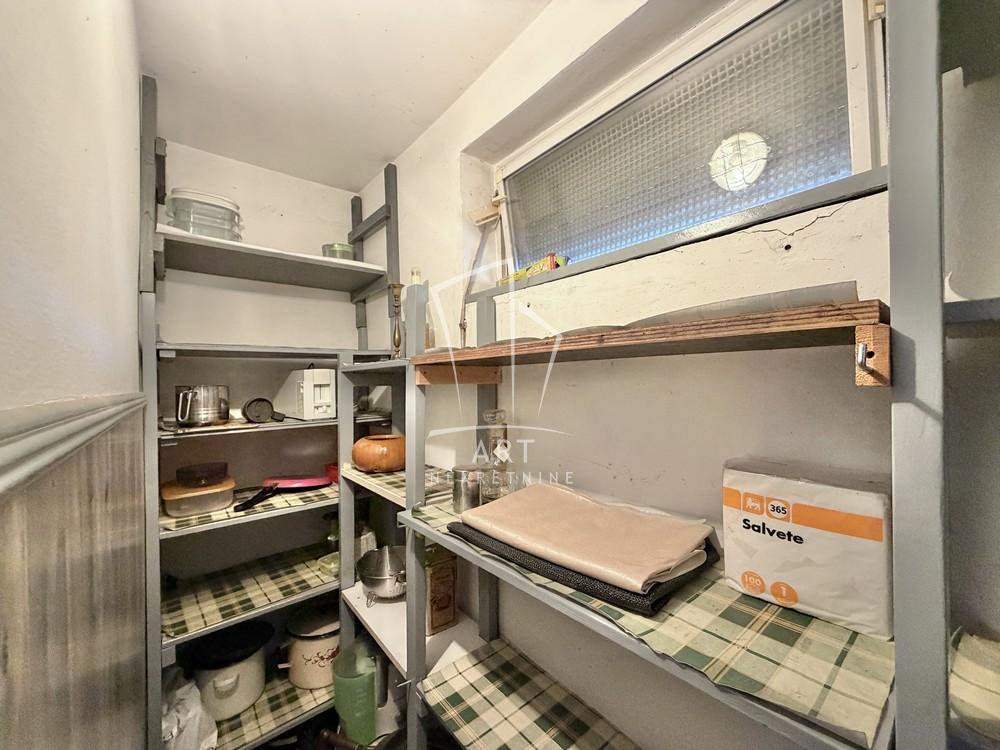 Stan na prodaju u Beogradu, Cvetkova pijaca, 155m2, cena 330000 evra