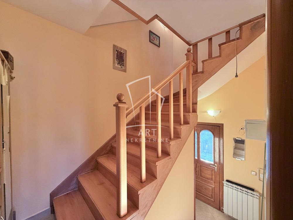 Stan na prodaju u Beogradu, Cvetkova pijaca, 155m2, cena 330000 evra