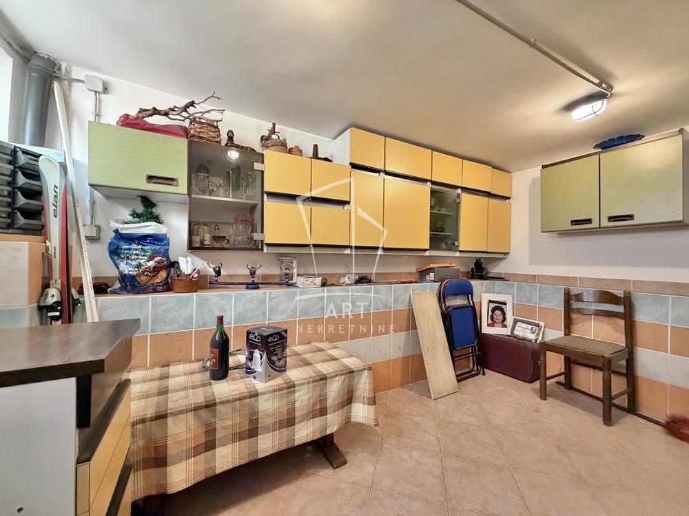 Stan na prodaju u Beogradu, Cvetkova pijaca, 155m2, cena 330000 evra