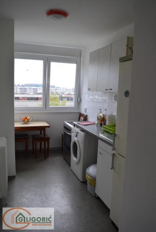 Stan na prodaju u Beogradu, Novi Beograd blok 21 (10. gimnazija), jednoiposoban, 44m2, cena 202000 evra