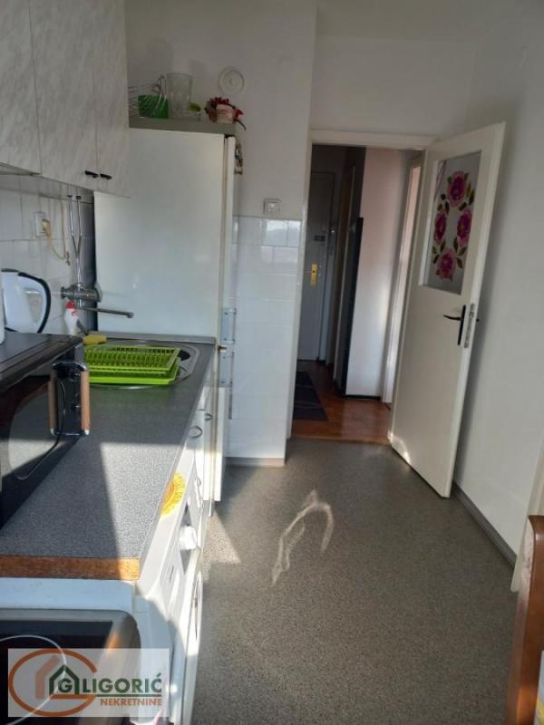 Stan na prodaju u Beogradu, Novi Beograd blok 21 (10. gimnazija), jednoiposoban, 44m2, cena 202000 evra