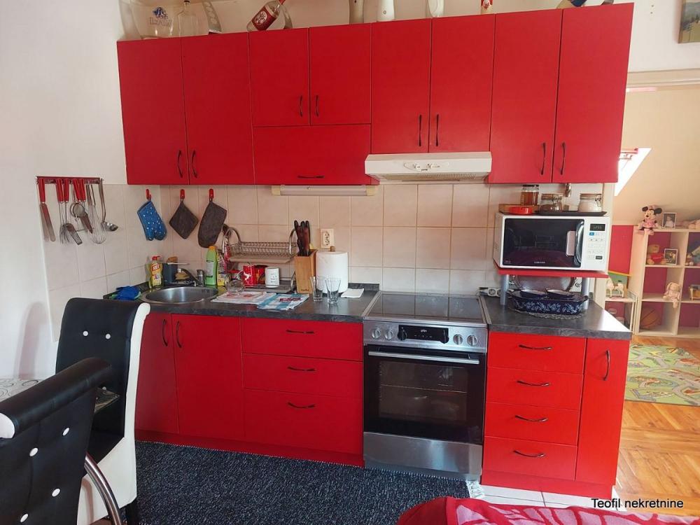 Stan na prodaju u Beogradu, Petlovo brdo, trosoban, 63m2, cena 100000 evra