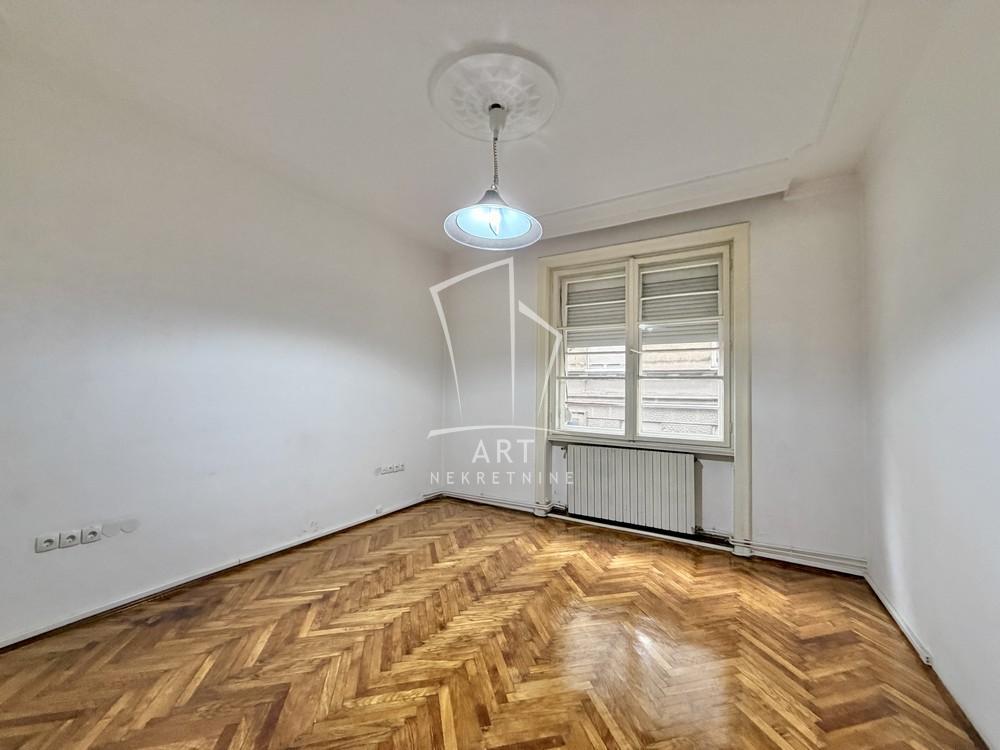 Stan na prodaju u Beogradu, Knez Mihailova, cetvorosoban, 78m2, cena 590000 evra