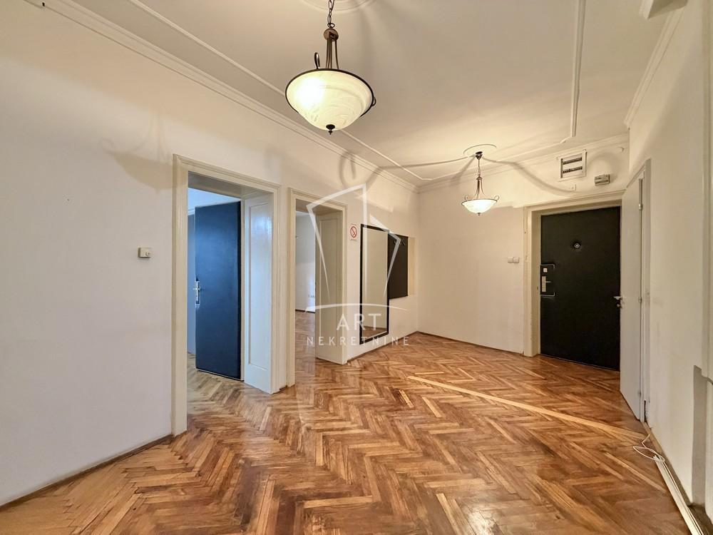 Stan na prodaju u Beogradu, Knez Mihailova, cetvorosoban, 78m2, cena 590000 evra