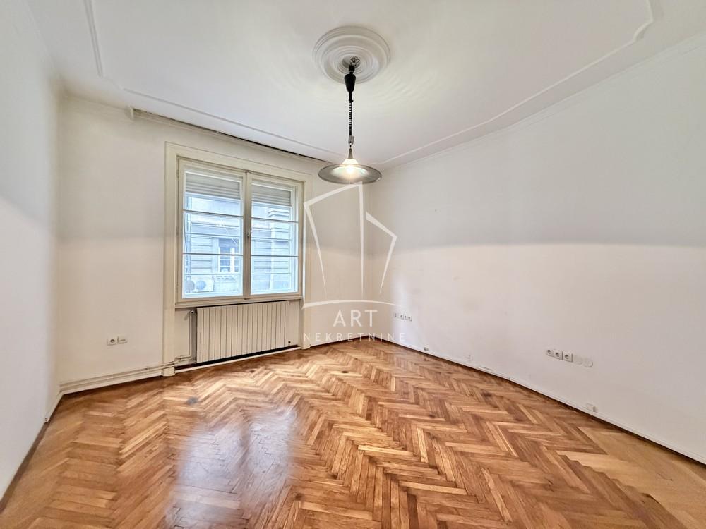 Stan na prodaju u Beogradu, Knez Mihailova, cetvorosoban, 78m2, cena 590000 evra