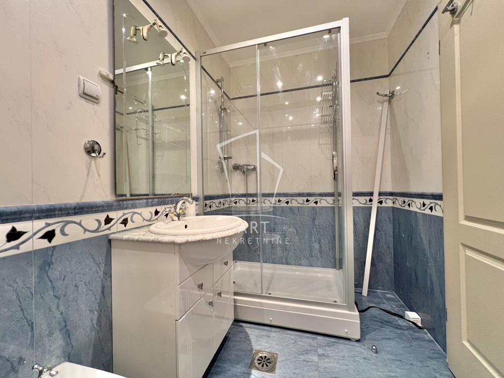 Stan na prodaju u Beogradu, Autokomanda, dvoiposoban, 77m2, cena 261800 evra