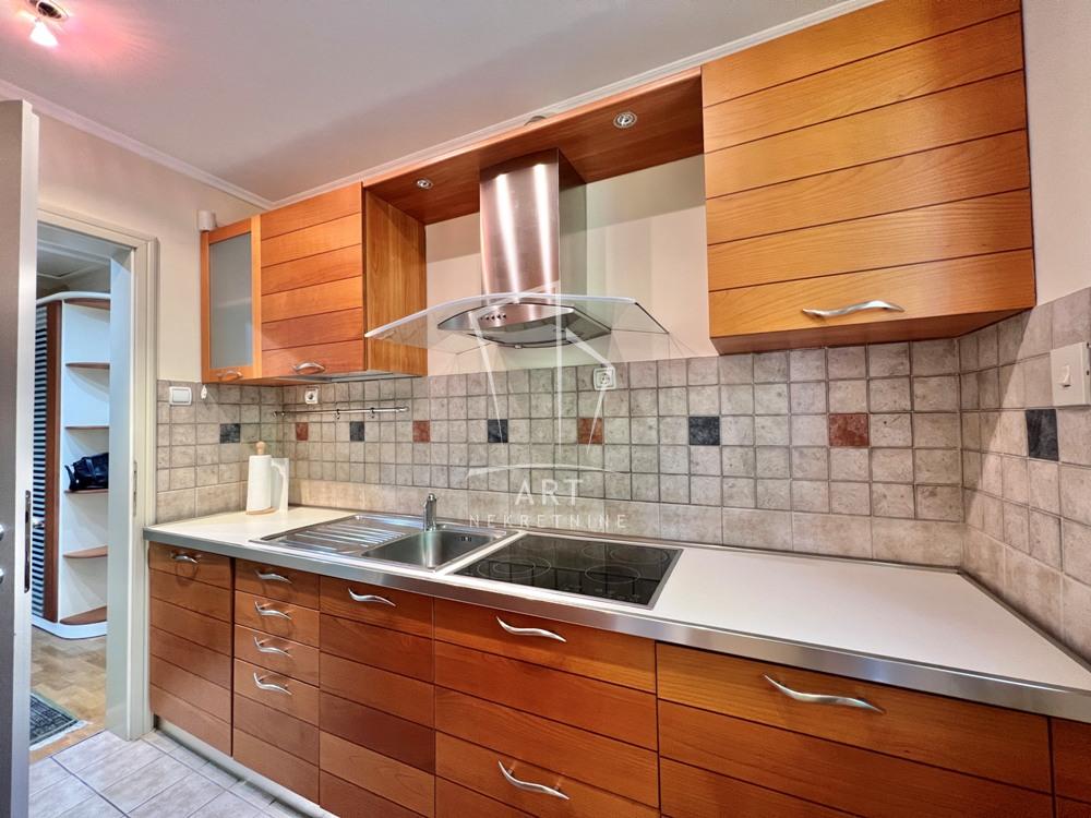 Stan na prodaju u Beogradu, Autokomanda, dvoiposoban, 77m2, cena 261800 evra