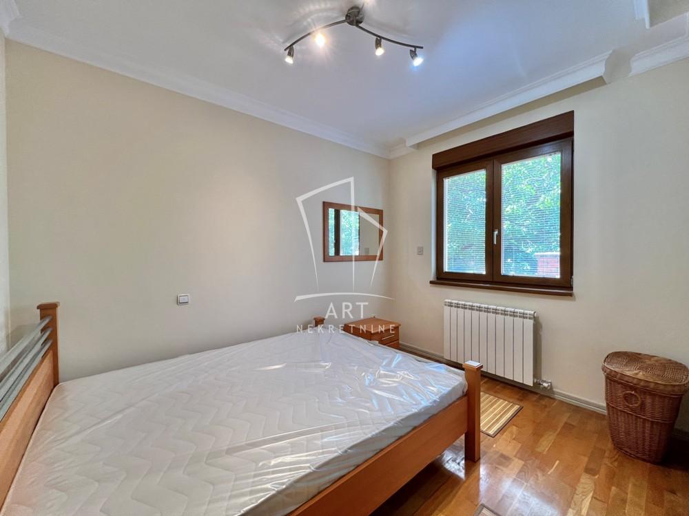 Stan na prodaju u Beogradu, Autokomanda, dvoiposoban, 77m2, cena 261800 evra