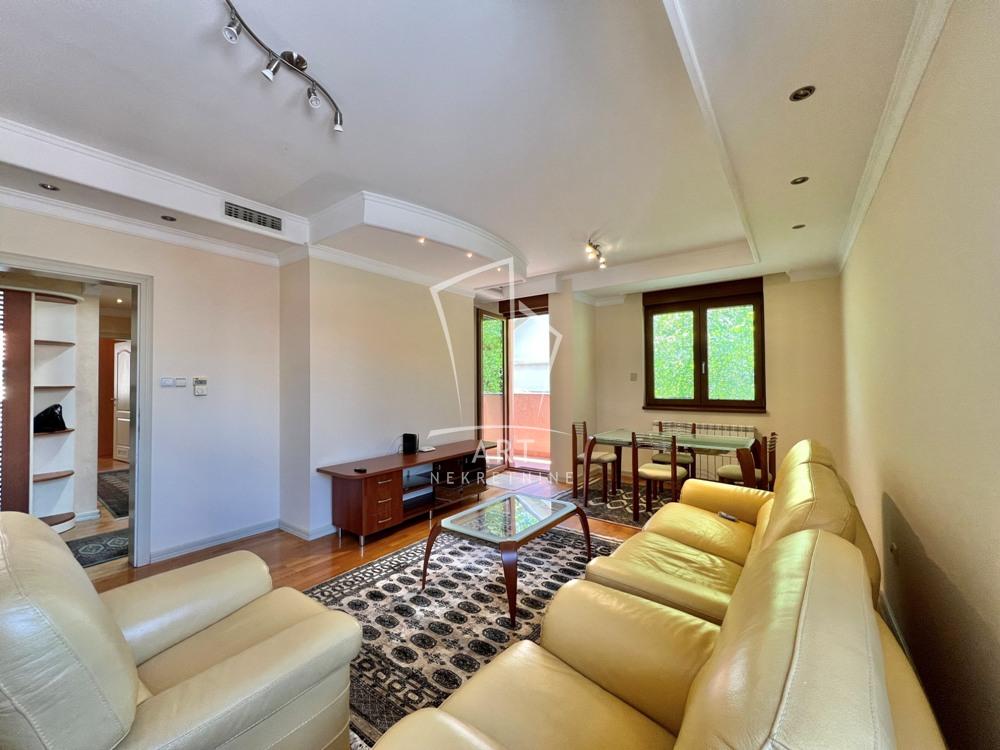 Stan na prodaju u Beogradu, Autokomanda, dvoiposoban, 77m2, cena 261800 evra