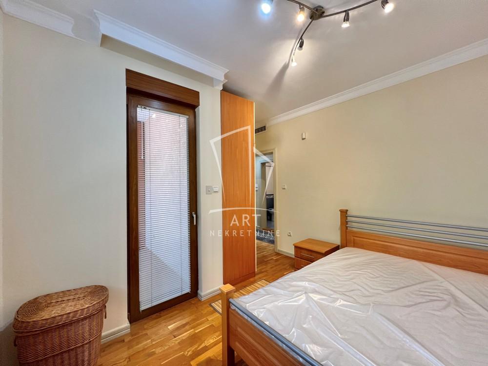 Stan na prodaju u Beogradu, Autokomanda, dvoiposoban, 77m2, cena 261800 evra