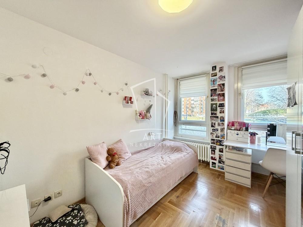 Stan na prodaju u Beogradu, Nova Galenika, trosoban, 71m2, cena 203000 evra