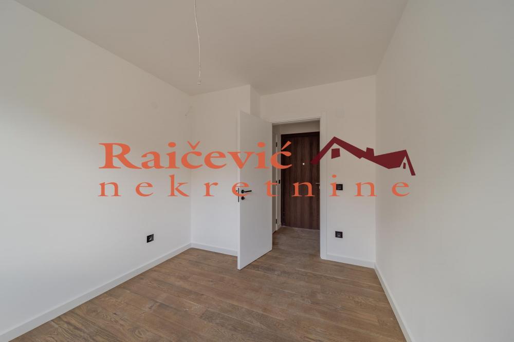 Stan na prodaju u Beogradu, Cvetkova pijaca, cetvorosoban, 75m2, cena 260000 evra