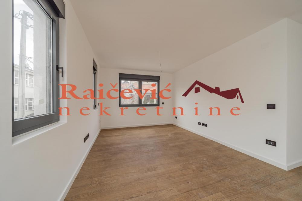 Stan na prodaju u Beogradu, Cvetkova pijaca, cetvorosoban, 75m2, cena 260000 evra