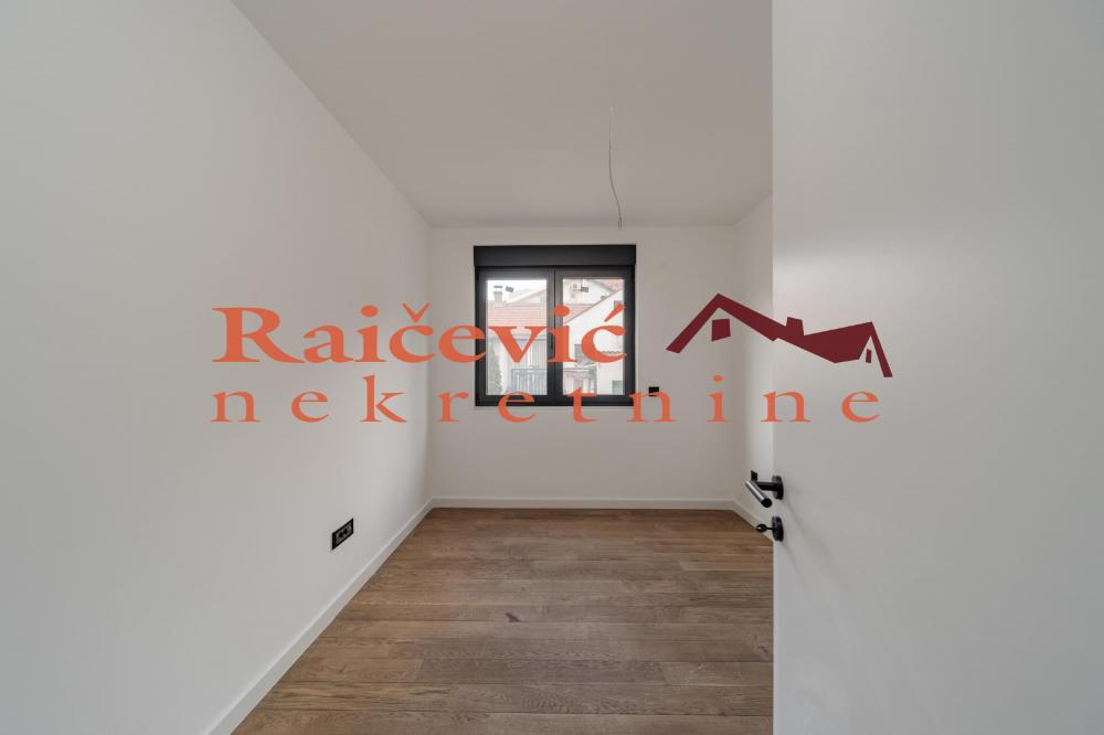 Stan na prodaju u Beogradu, Cvetkova pijaca, cetvorosoban, 75m2, cena 260000 evra