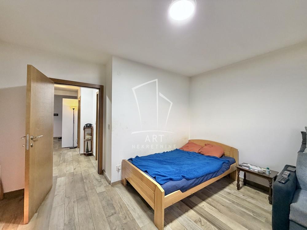 Stan na prodaju u Beogradu, Zvezdara, trosoban, 67m2, cena 220000 evra