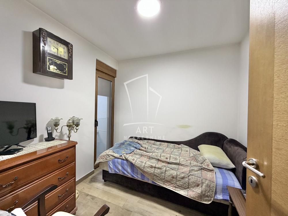 Stan na prodaju u Beogradu, Zvezdara, trosoban, 67m2, cena 220000 evra