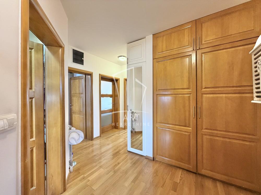 Stan na prodaju u Beogradu, Novi Beograd, trosoban, 78m2, cena 210000 evra