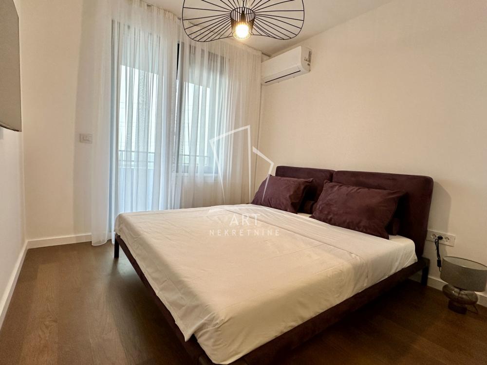 Stan na prodaju u Beogradu, Novi Beograd, trosoban, 82m2, cena 379000 evra