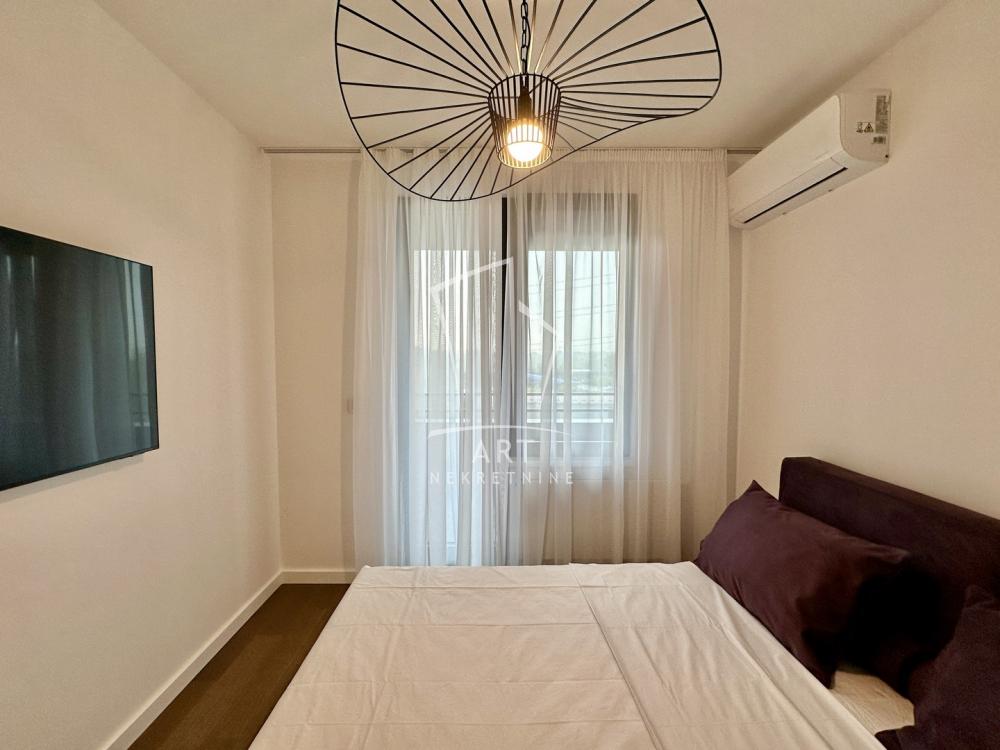 Stan na prodaju u Beogradu, Novi Beograd, trosoban, 82m2, cena 379000 evra