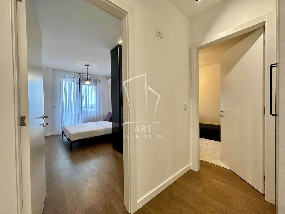 Stan na prodaju u Beogradu, Novi Beograd, trosoban, 82m2, cena 379000 evra