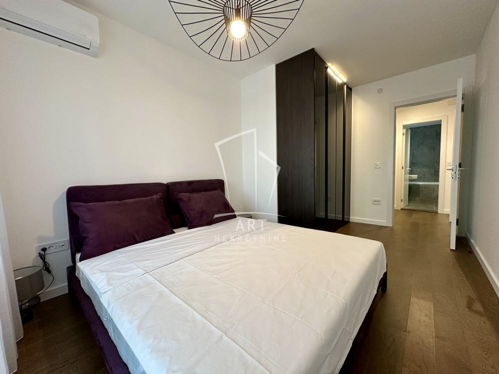 Stan na prodaju u Beogradu, Novi Beograd, trosoban, 82m2, cena 379000 evra