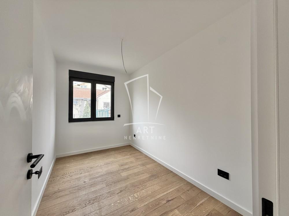 Stan na prodaju u Beogradu, Cvetkova pijaca, cetvorosoban, 74m2, cena 286000 evra