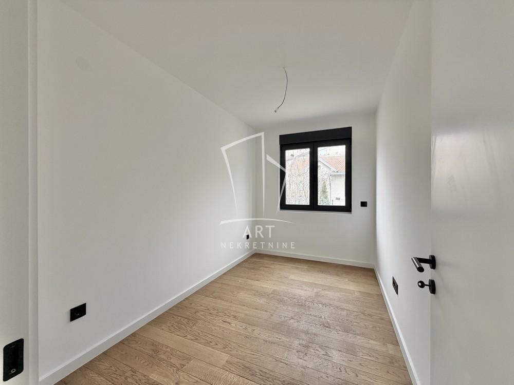 Stan na prodaju u Beogradu, Cvetkova pijaca, cetvorosoban, 74m2, cena 286000 evra