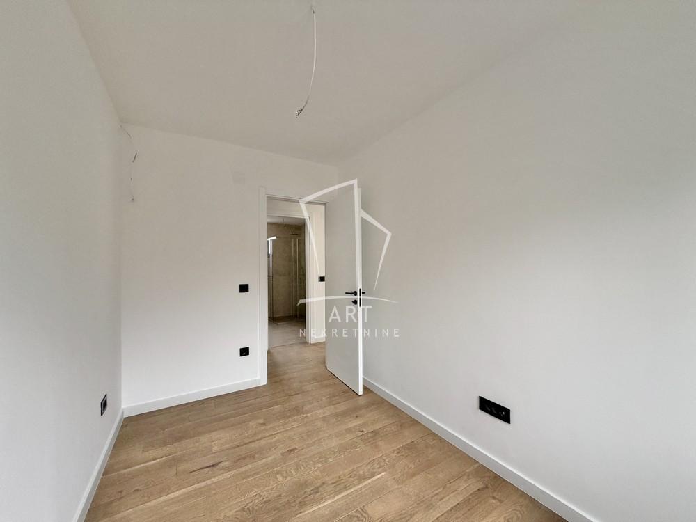 Stan na prodaju u Beogradu, Cvetkova pijaca, cetvorosoban, 74m2, cena 286000 evra