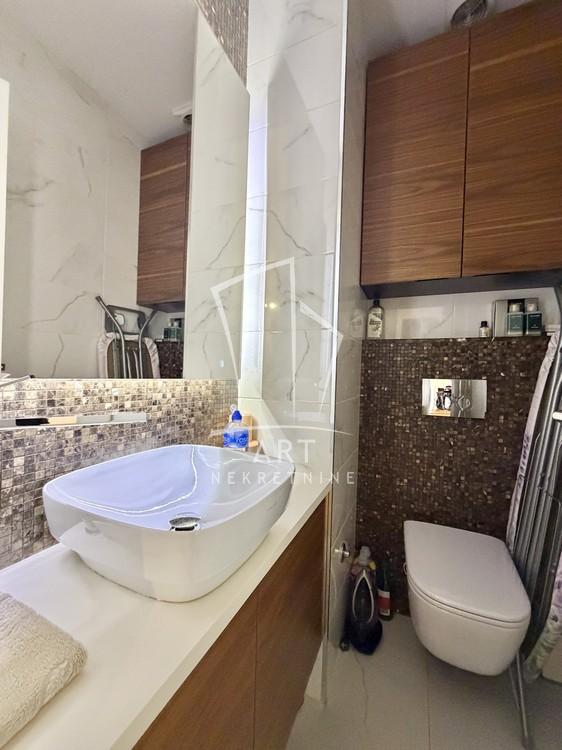 Stan na prodaju u Beogradu, Novi Beograd blok 11C (Stari Merkator), trosoban, 80m2, cena 360000 evra